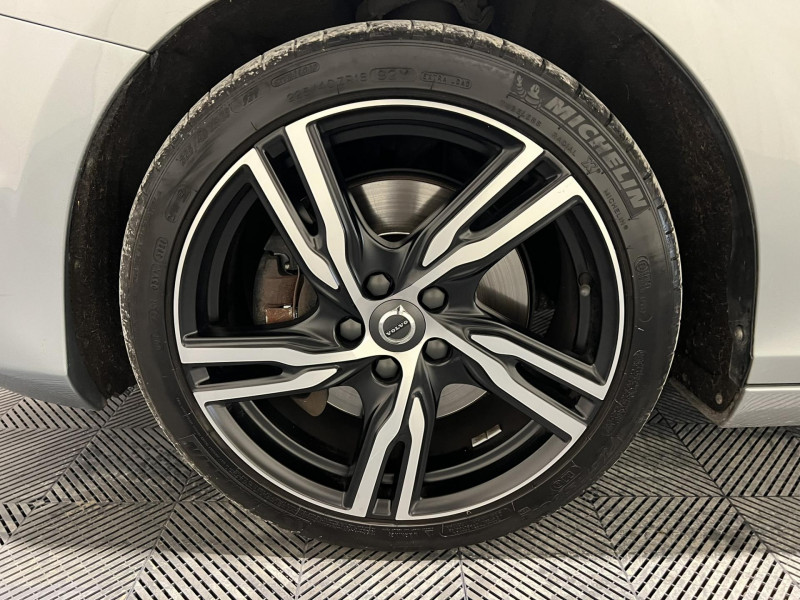 Photo 20 de l'offre de VOLVO V40  D2 120 Geartronic 6 R-Design à 14990€ chez VL Auto