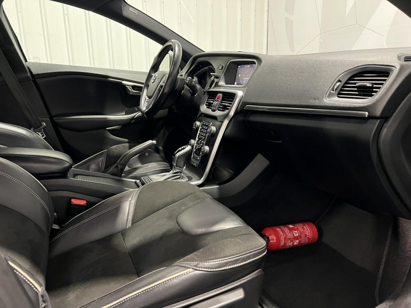 Photo 8 de l'offre de VOLVO V40  D2 120 Geartronic 6 R-Design à 14990€ chez VL Auto