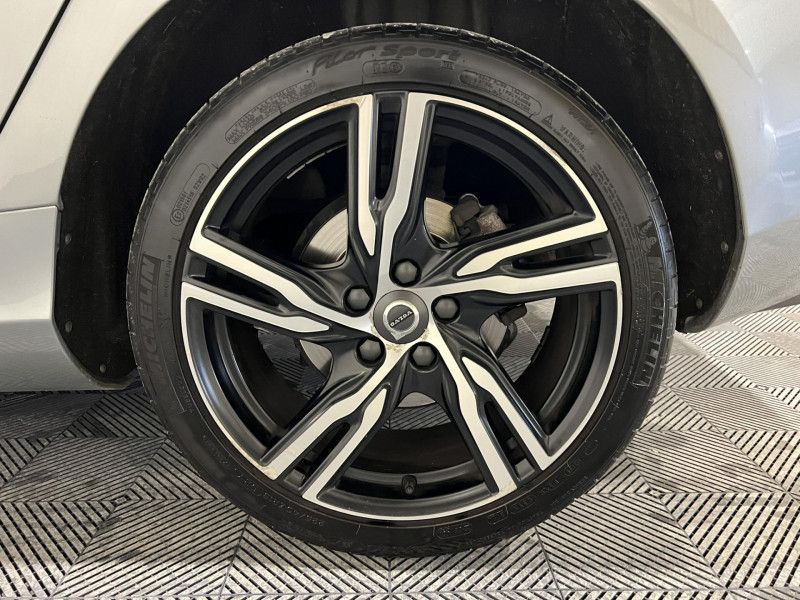 Photo 19 de l'offre de VOLVO V40  D2 120 Geartronic 6 R-Design à 14990€ chez VL Auto