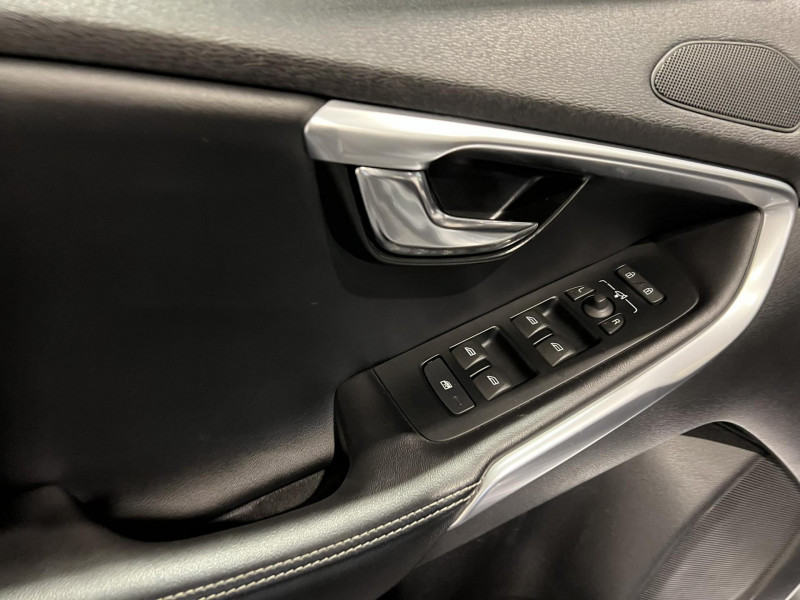 Photo 22 de l'offre de VOLVO V40  D2 120 Geartronic 6 R-Design à 14990€ chez VL Auto