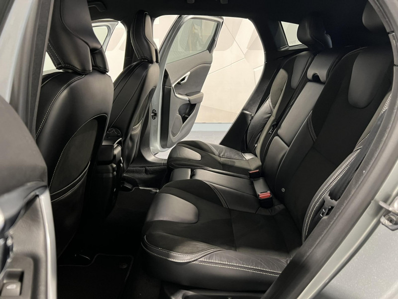 Photo 9 de l'offre de VOLVO V40  D2 120 Geartronic 6 R-Design à 14990€ chez VL Auto