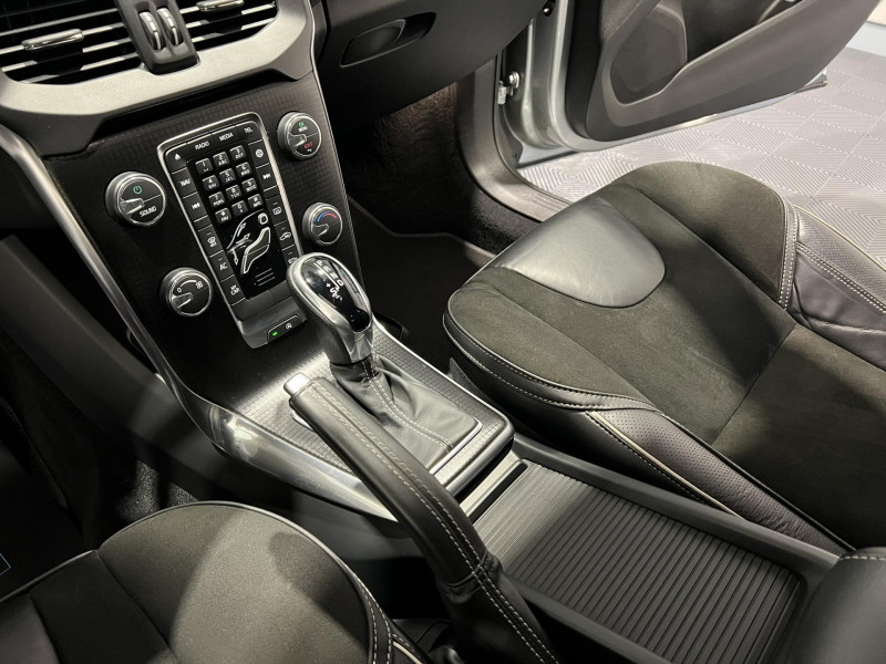 Photo 14 de l'offre de VOLVO V40  D2 120 Geartronic 6 R-Design à 14990€ chez VL Auto