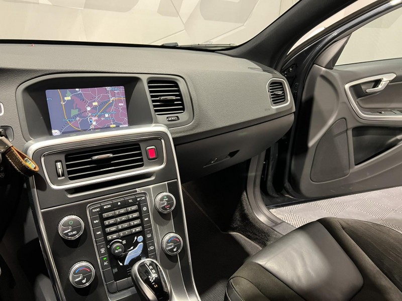 Photo 12 de l'offre de VOLVO V60  D2 120 ch Stop&Start Geartronic 6 R Design à 16490€ chez VL Auto