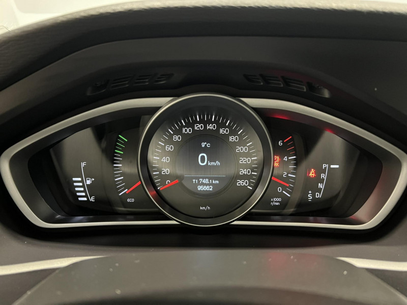 Photo 11 de l'offre de VOLVO V40  D2 120 Geartronic 6 Momentum à 15490€ chez VL Auto