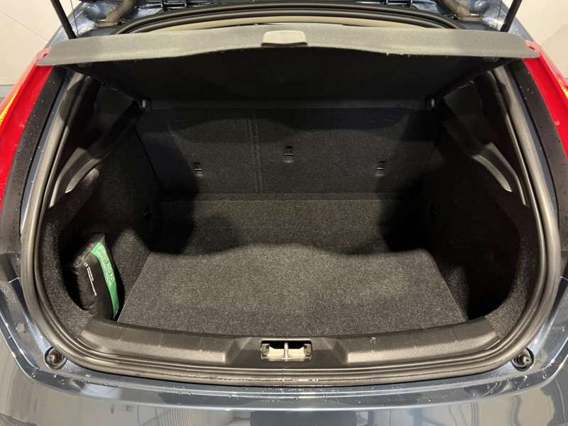 Photo 10 de l'offre de VOLVO V40  D2 120 Geartronic 6 Momentum à 15490€ chez VL Auto