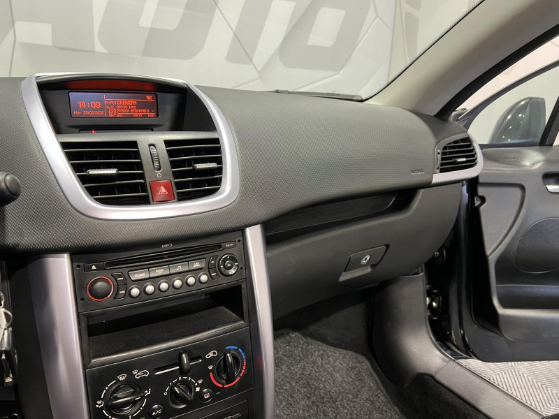Photo 12 de l'offre de PEUGEOT 207 CC  1.6 VTi 16V 120ch Sport à 8490€ chez VL Auto