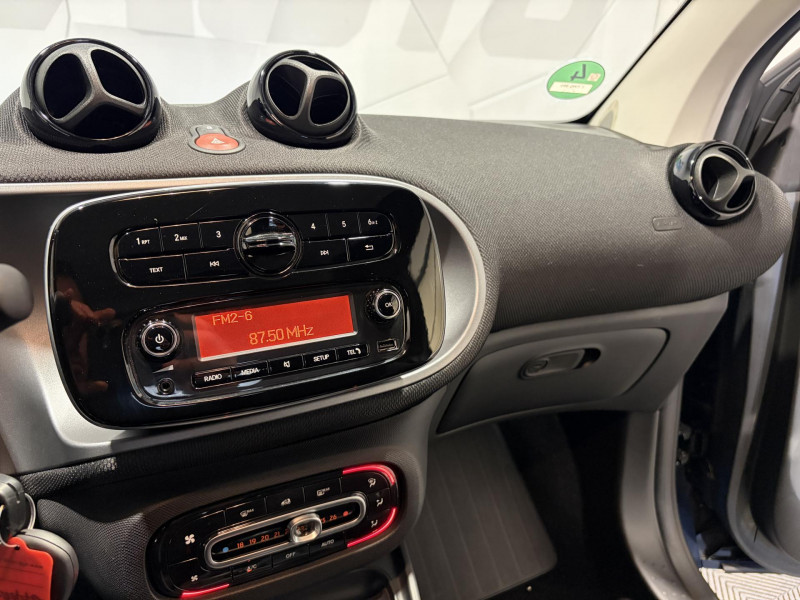 Photo 9 de l'offre de SMART FORTWO CABRIO 1.0 71 ch S&S BA6 Passion à 13990€ chez VL Auto