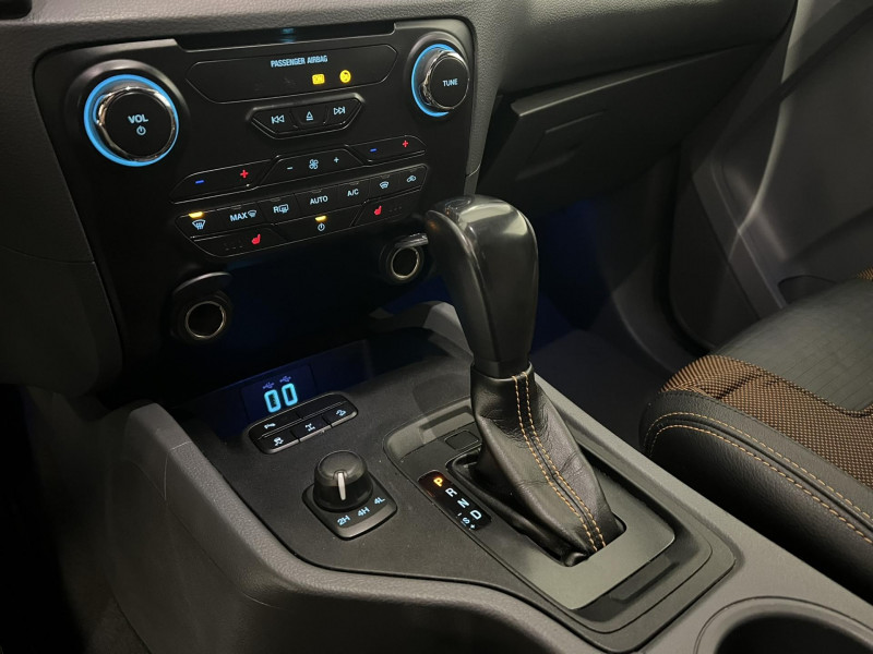 Photo 10 de l'offre de FORD RANGER DOUBLE CABINE 3.2 TDCi 200 4X4 BVA6 WILDTRAK à 28990€ chez VL Auto