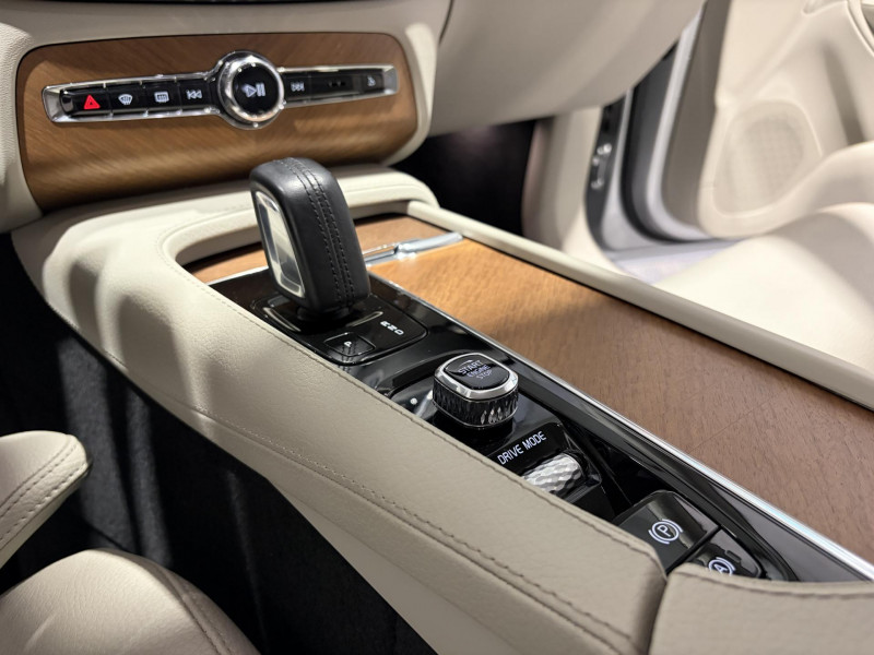 Photo 10 de l'offre de VOLVO XC90  T8 Twin Engine 303+87 ch Geartronic 8 R-Design 7 Places à 38990€ chez VL Auto