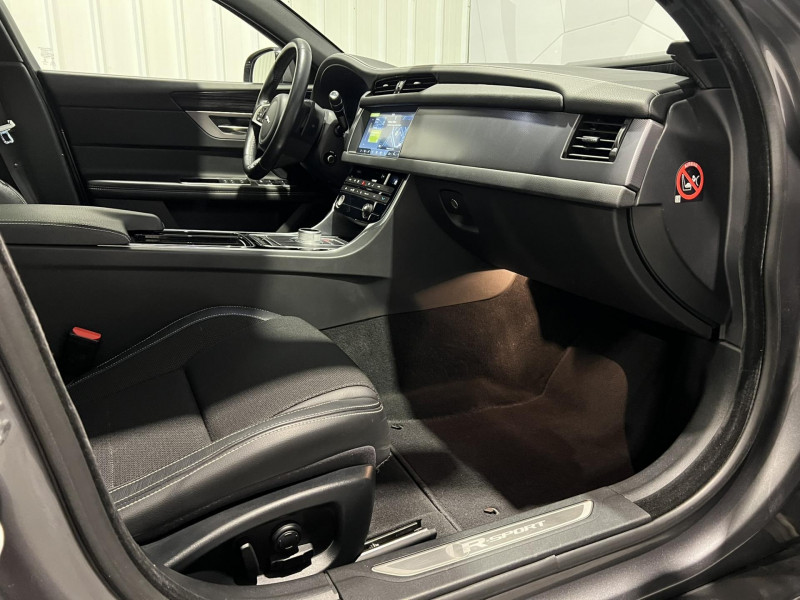 Photo 8 de l'offre de JAGUAR XF  V6 3.0 D - 300 ch BVA R-Sport à 21990€ chez VL Auto