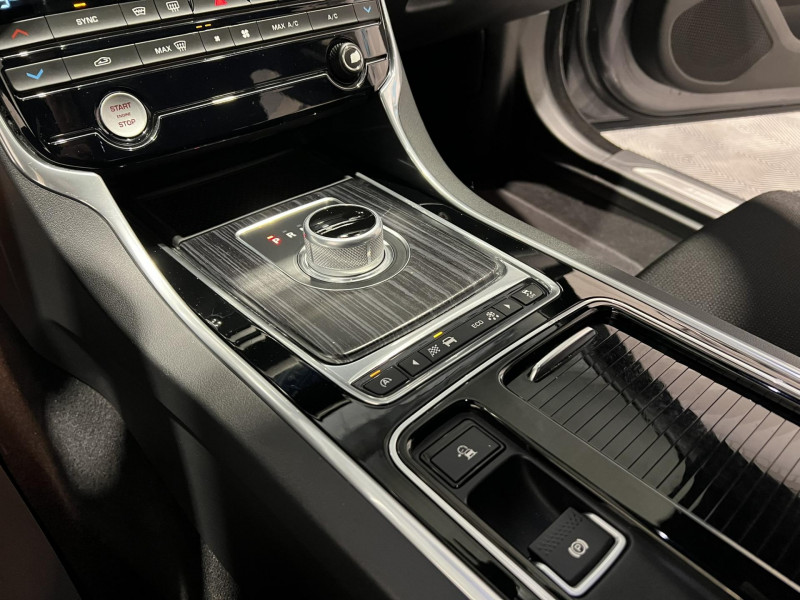 Photo 13 de l'offre de JAGUAR XF  V6 3.0 D - 300 ch BVA R-Sport à 21990€ chez VL Auto