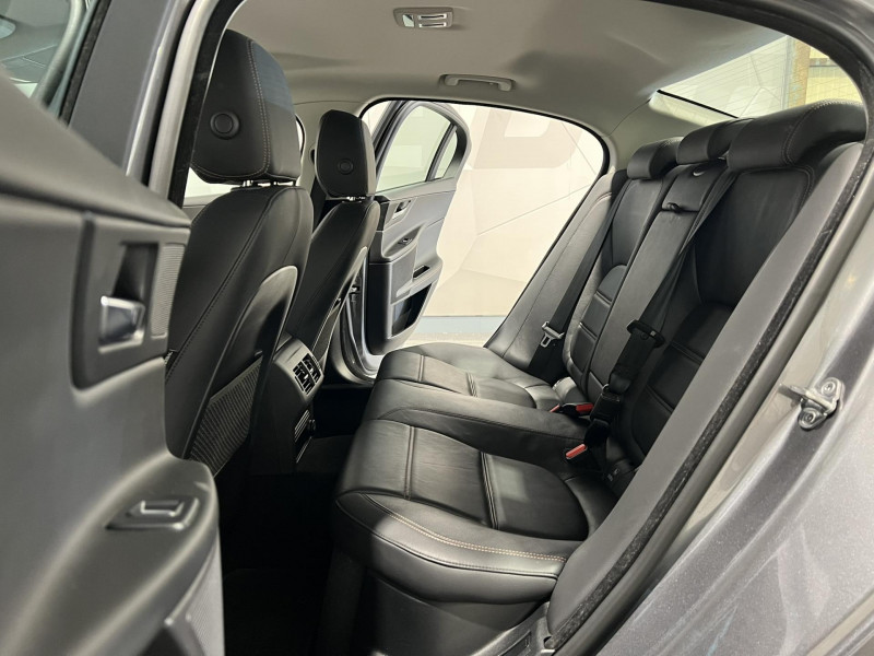 Photo 9 de l'offre de JAGUAR XE  2.0 D - 180 ch BVA AWD Prestige à 17990€ chez VL Auto