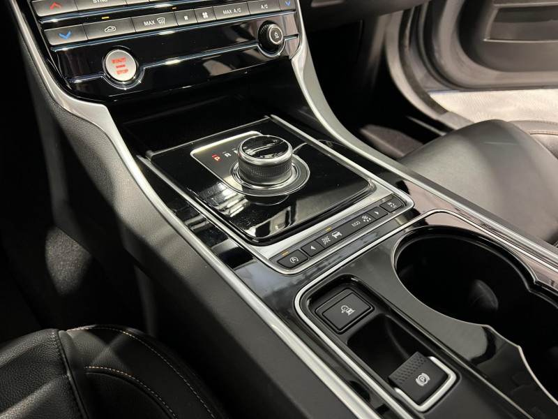 Photo 13 de l'offre de JAGUAR XE  2.0 D - 180 ch BVA AWD Prestige à 17990€ chez VL Auto