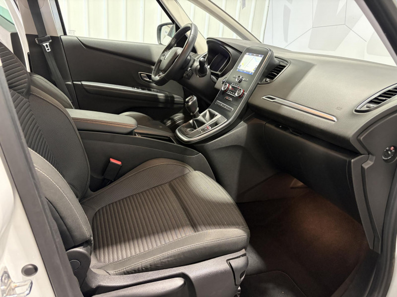 Photo 14 de l'offre de RENAULT GRAND SCENIC Blue dCi 120 Business 7 Places à 15490€ chez VL Auto