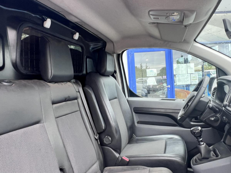 Photo 10 de l'offre de Toyota Proace (2) 15658 euros HT MEDIUM 115 D-4D BUSINESS à 18790€ chez Carlyss automobiles Vitré