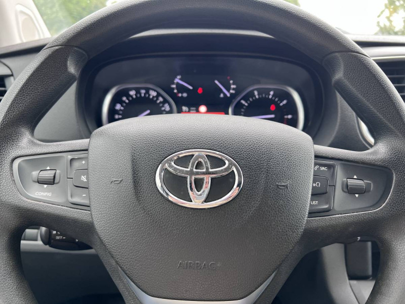 Photo 16 de l'offre de Toyota Proace (2) 15658 euros HT MEDIUM 115 D-4D BUSINESS à 18790€ chez Carlyss automobiles Vitré