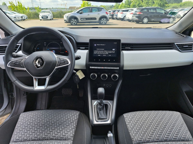 Photo 8 de l'offre de RENAULT Clio (5) Evolution E-Tech hybride 145 à 15990€ chez Carlyss automobiles Vitré