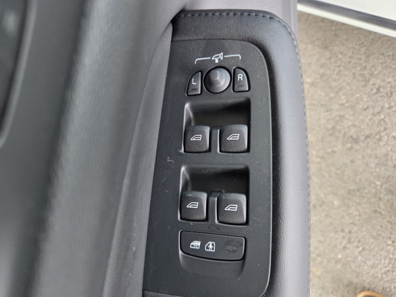 Photo 28 de l'offre de Volvo V60 (2) T6 AWD Hybride rechargeable 253 ch + 145 ch Geartronic 8 Plus Dark à 49990€ chez Carlyss automobiles Vitré