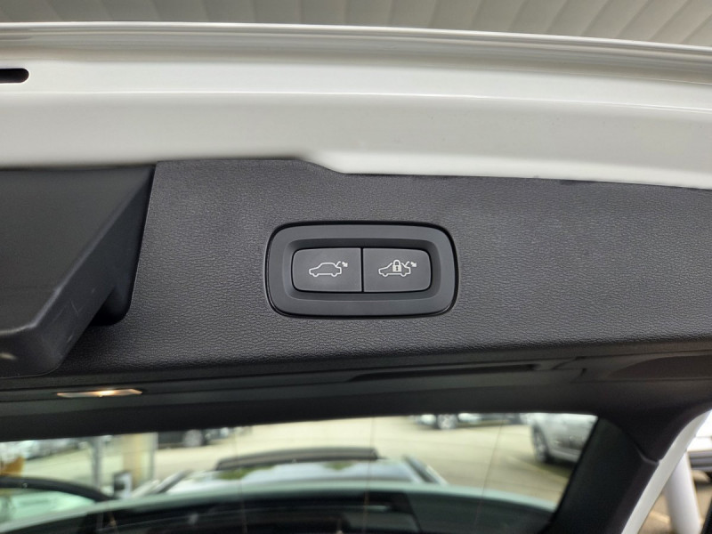 Photo 32 de l'offre de Volvo V60 (2) T6 AWD Hybride rechargeable 253 ch + 145 ch Geartronic 8 Plus Dark à 49990€ chez Carlyss automobiles Vitré