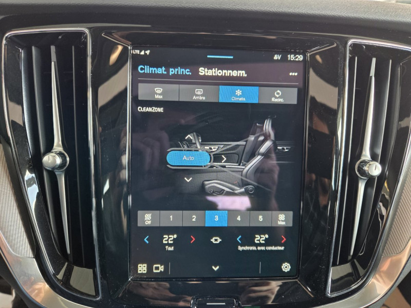 Photo 17 de l'offre de Volvo V60 (2) T6 AWD Hybride rechargeable 253 ch + 145 ch Geartronic 8 Plus Dark à 49990€ chez Carlyss automobiles Vitré