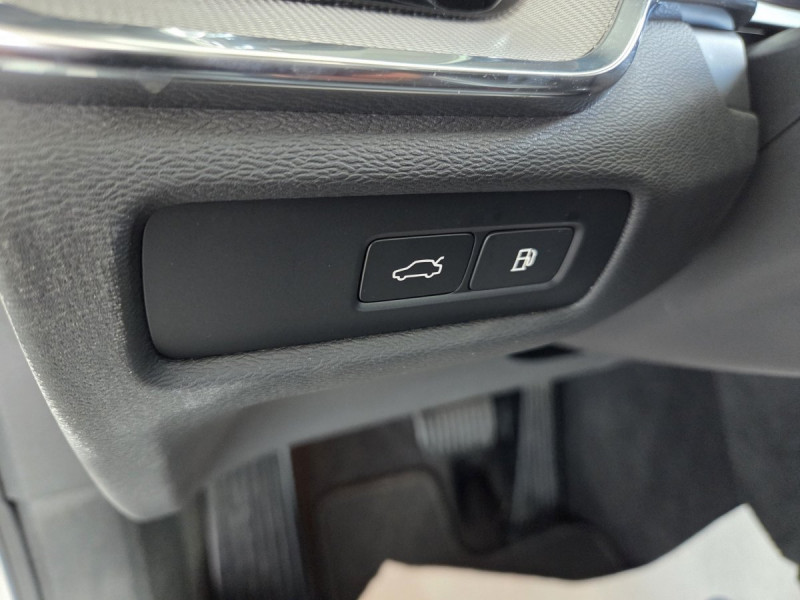 Photo 29 de l'offre de Volvo V60 (2) T6 AWD Hybride rechargeable 253 ch + 145 ch Geartronic 8 Plus Dark à 49990€ chez Carlyss automobiles Vitré