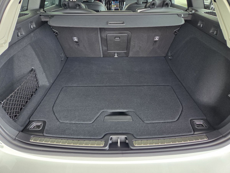 Photo 31 de l'offre de Volvo V60 (2) T6 AWD Hybride rechargeable 253 ch + 145 ch Geartronic 8 Plus Dark à 49990€ chez Carlyss automobiles Vitré