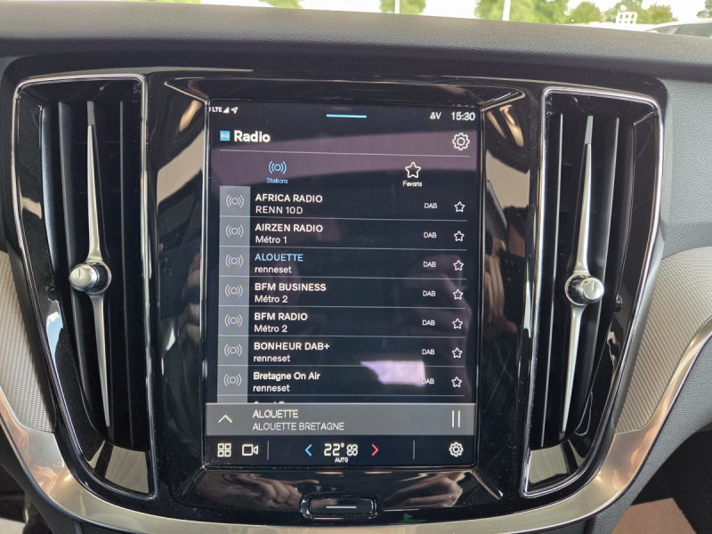 Photo 18 de l'offre de Volvo V60 (2) T6 AWD Hybride rechargeable 253 ch + 145 ch Geartronic 8 Plus Dark à 49990€ chez Carlyss automobiles Vitré