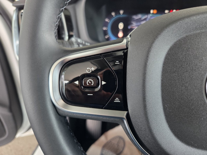 Photo 22 de l'offre de Volvo V60 (2) T6 AWD Hybride rechargeable 253 ch + 145 ch Geartronic 8 Plus Dark à 49990€ chez Carlyss automobiles Vitré
