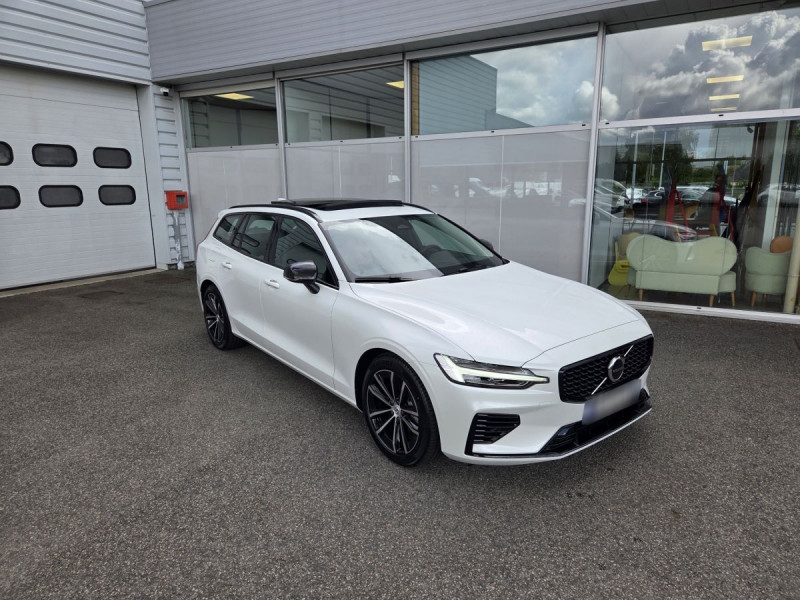 Photo 1 de l'offre de Volvo V60 (2) T6 AWD Hybride rechargeable 253 ch + 145 ch Geartronic 8 Plus Dark à 49990€ chez Carlyss automobiles Vitré