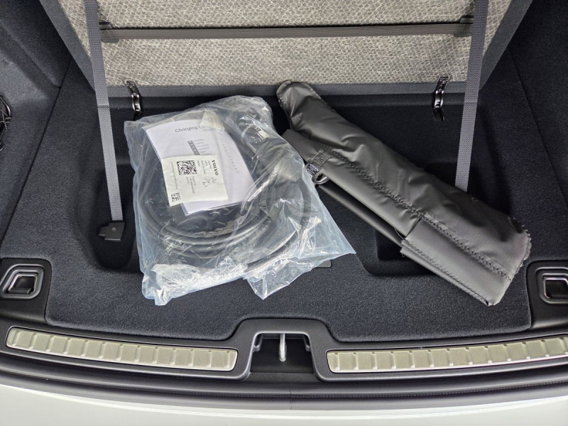 Photo 30 de l'offre de Volvo V60 (2) T6 AWD Hybride rechargeable 253 ch + 145 ch Geartronic 8 Plus Dark à 49990€ chez Carlyss automobiles Vitré