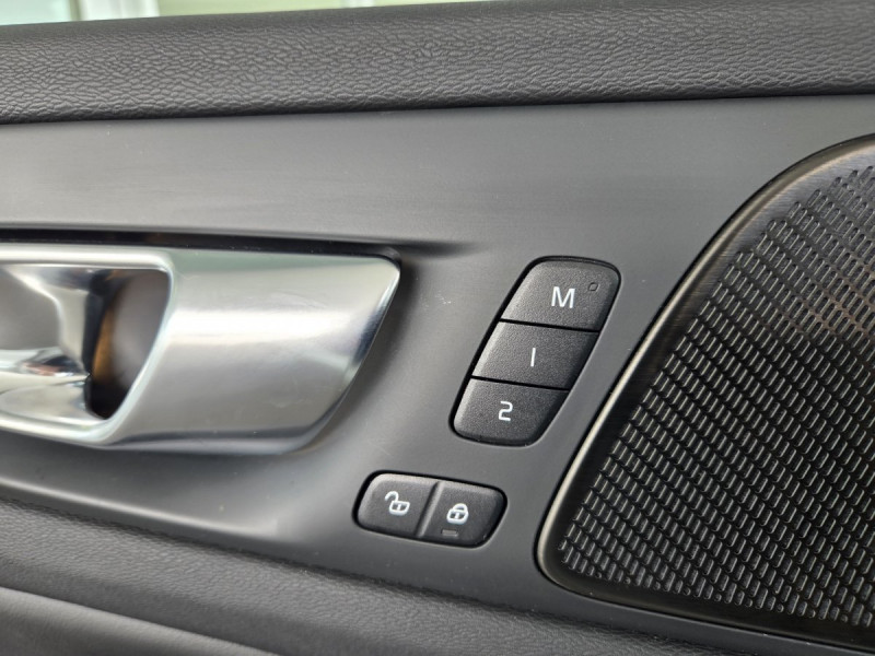 Photo 27 de l'offre de Volvo V60 (2) T6 AWD Hybride rechargeable 253 ch + 145 ch Geartronic 8 Plus Dark à 49990€ chez Carlyss automobiles Vitré