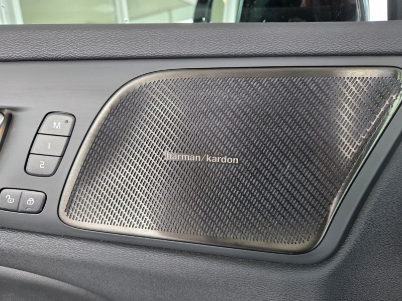 Photo 26 de l'offre de Volvo V60 (2) T6 AWD Hybride rechargeable 253 ch + 145 ch Geartronic 8 Plus Dark à 49990€ chez Carlyss automobiles Vitré