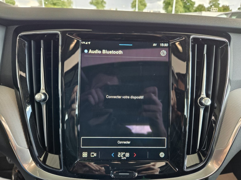 Photo 19 de l'offre de Volvo V60 (2) T6 AWD Hybride rechargeable 253 ch + 145 ch Geartronic 8 Plus Dark à 49990€ chez Carlyss automobiles Vitré