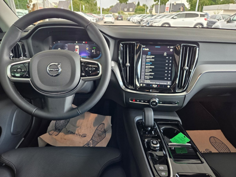 Photo 9 de l'offre de Volvo V60 (2) T6 AWD Hybride rechargeable 253 ch + 145 ch Geartronic 8 Plus Dark à 49990€ chez Carlyss automobiles Vitré