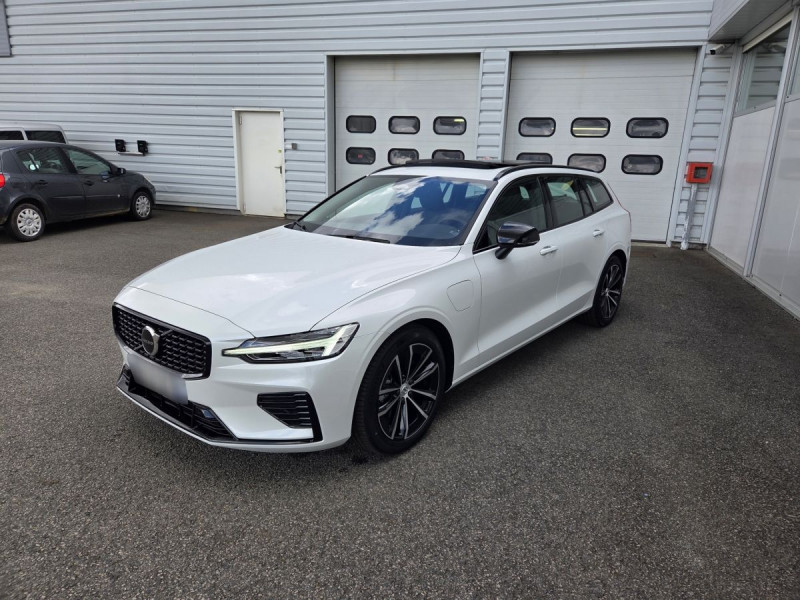 Photo 2 de l'offre de Volvo V60 (2) T6 AWD Hybride rechargeable 253 ch + 145 ch Geartronic 8 Plus Dark à 49990€ chez Carlyss automobiles Vitré