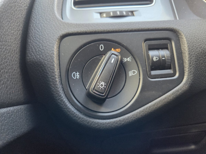 Photo 18 de l'offre de VOLKSWAGEN Golf (7) 1.6 TDI 105 BVM5 Trendline à 11990€ chez Carlyss automobiles Vitré