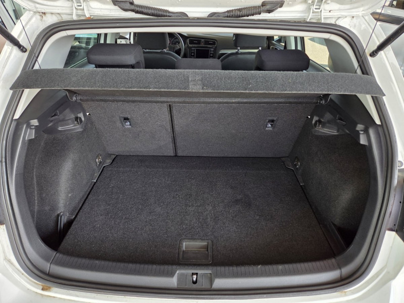 Photo 18 de l'offre de VOLKSWAGEN Golf (7) 1.6 TDI 115 BVM5 Trendline à 15790€ chez Carlyss automobiles Vitré