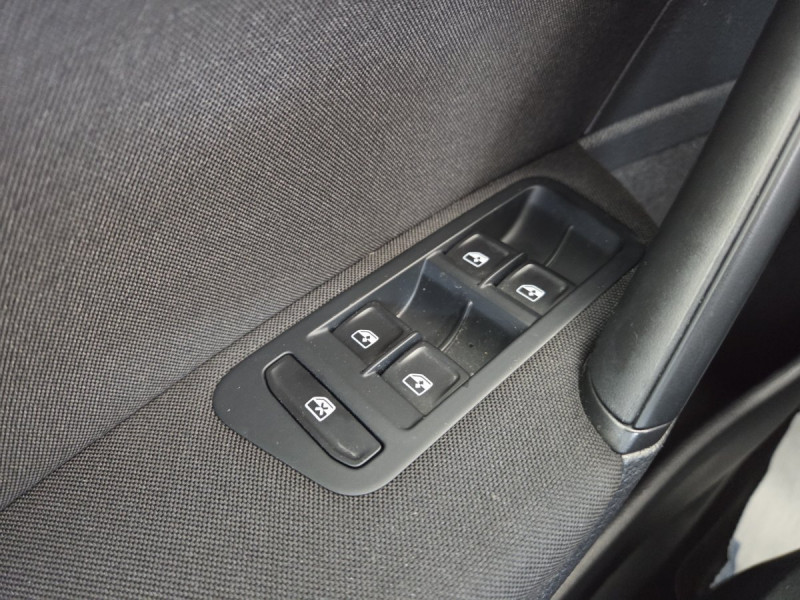 Photo 16 de l'offre de VOLKSWAGEN Golf (7) 1.6 TDI 115 BVM5 Trendline à 15790€ chez Carlyss automobiles Vitré