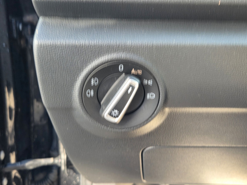 Photo 15 de l'offre de VOLKSWAGEN T-Roc 1.6 TDI 115 LOUNGE BUSINESS 2 places à 14990€ chez Carlyss automobiles Vitré