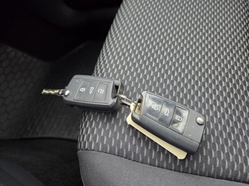Photo 17 de l'offre de VOLKSWAGEN Golf (7) 1.6 TDI 115 BVM5 Trendline à 15790€ chez Carlyss automobiles Vitré