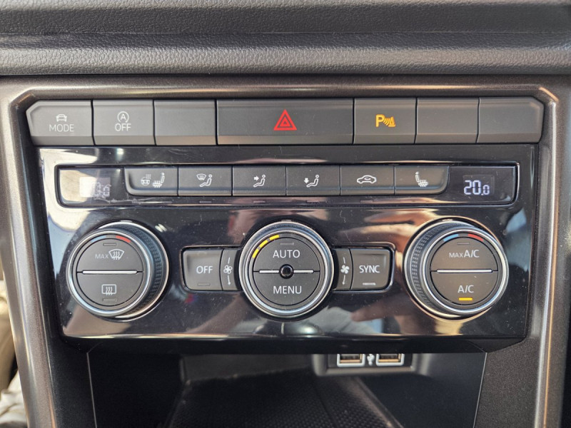 Photo 14 de l'offre de VOLKSWAGEN T-Roc 1.6 TDI 115 LOUNGE BUSINESS 2 places à 14990€ chez Carlyss automobiles Vitré