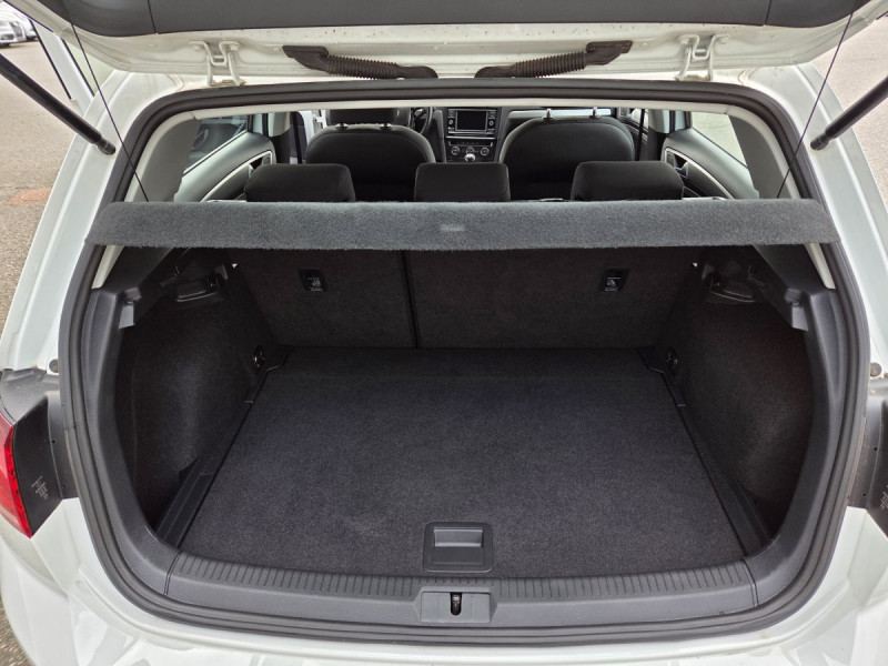 Photo 19 de l'offre de VOLKSWAGEN Golf (7) 1.6 TDI 115 BVM5 Trendline à 17990€ chez Carlyss automobiles Vitré