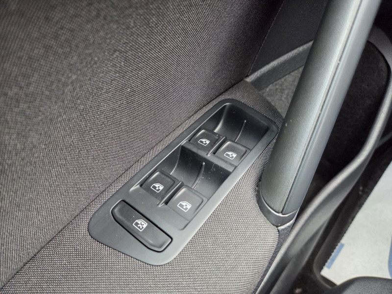 Photo 18 de l'offre de VOLKSWAGEN Golf (7) 1.6 TDI 115 BVM5 Trendline à 17990€ chez Carlyss automobiles Vitré