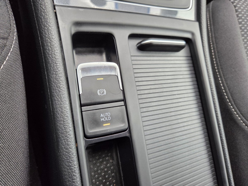 Photo 13 de l'offre de VOLKSWAGEN Golf (7) 1.6 TDI 115 BVM5 Trendline à 17990€ chez Carlyss automobiles Vitré