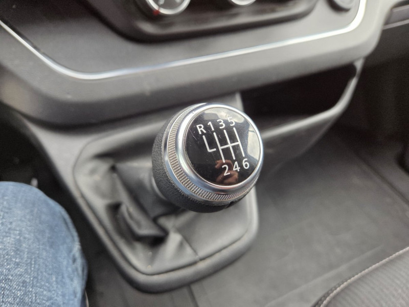 Photo 19 de l'offre de Renault Trafic (3) 17075 euros HT FG GCF L1H1 2T8 Blue dCi 130 à 20490€ chez Carlyss automobiles Vitré