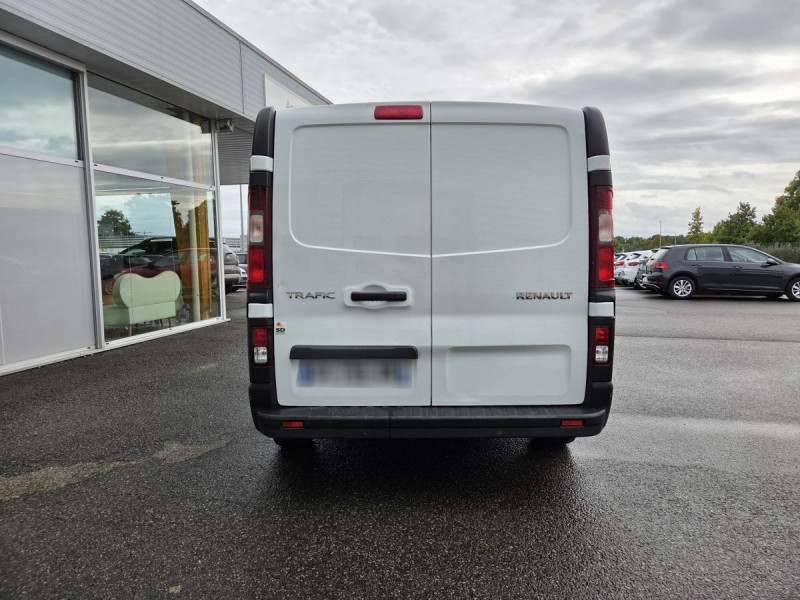 Photo 2 de l'offre de Renault Trafic (3) 17075 euros HT FG GCF L1H1 2T8 Blue dCi 130 à 20490€ chez Carlyss automobiles Vitré