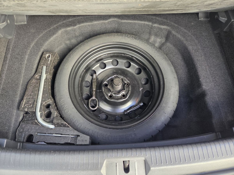 Photo 24 de l'offre de VOLKSWAGEN Golf (7) 1.5 TSI EVO 130 BVM6 Confortline à 17990€ chez Carlyss automobiles Vitré