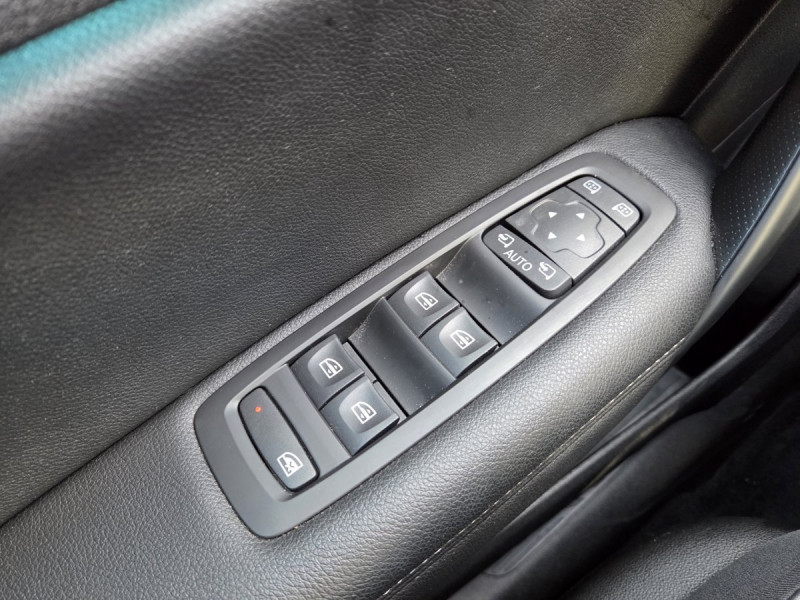 Photo 22 de l'offre de Renault Mégane Berline (4) techno Blue dCi 115 EDC à 17490€ chez Carlyss automobiles Vitré