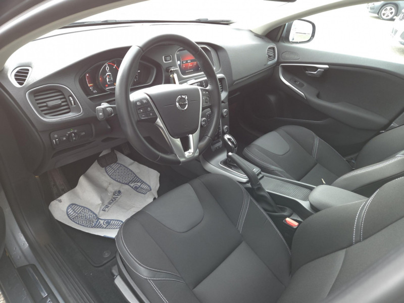 Photo 7 de l'offre de Volvo V40 (2) D2 AdBlue 120 Geartronic 6 Momentum à 17490€ chez Carlyss automobiles Vitré