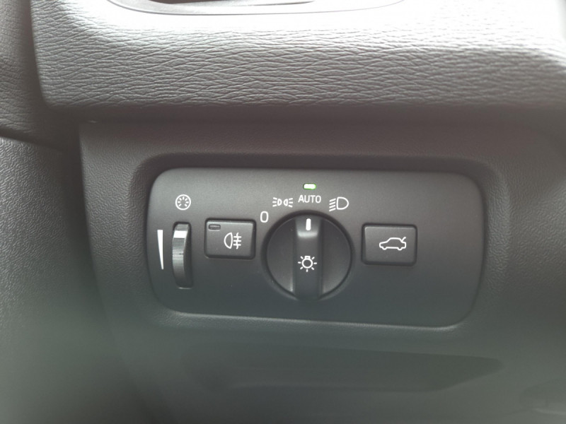 Photo 21 de l'offre de Volvo V40 (2) D2 AdBlue 120 Geartronic 6 Momentum à 17490€ chez Carlyss automobiles Vitré